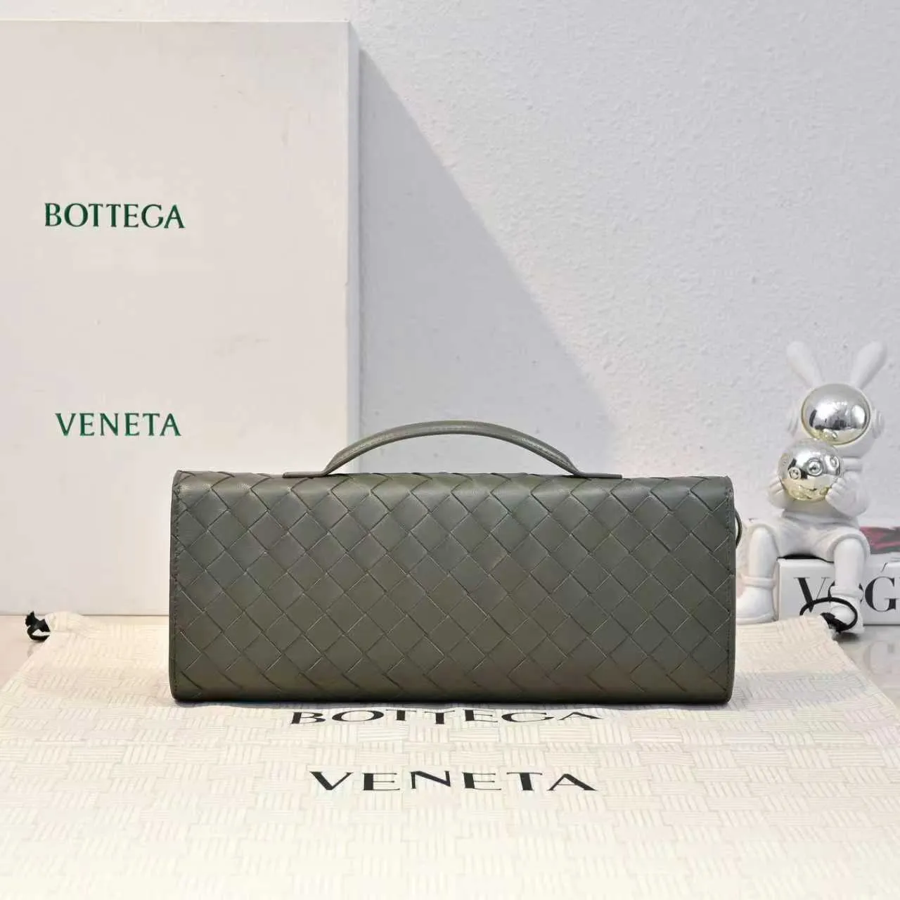The batch of 1360 BV Andiamo evening handbags has been heavily planted again~ The designer aesthetics in the era of economic downturn are back. I fall in love with it at first sight and can't put it down. It's so beautiful and full of aura. The shape and texture are very competitive. It's light in weight and has sufficient capacity. It's a must-have for fashionistas. It's suitable for many occasions, minimalist, high-end and light luxury. Model No.: 741511 Size: 31*13*3cm